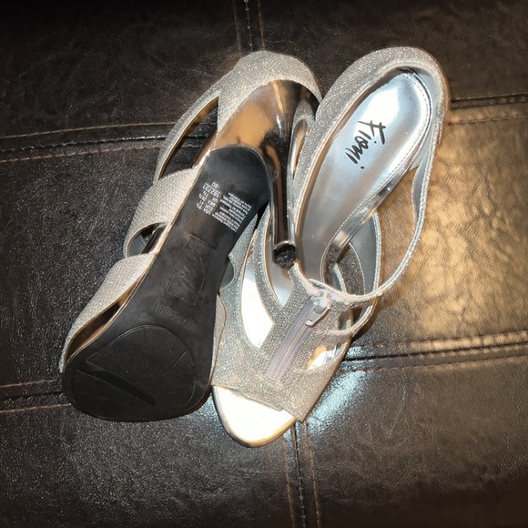 Glitter heels… silver casual to fancy - Picture 3 of 8